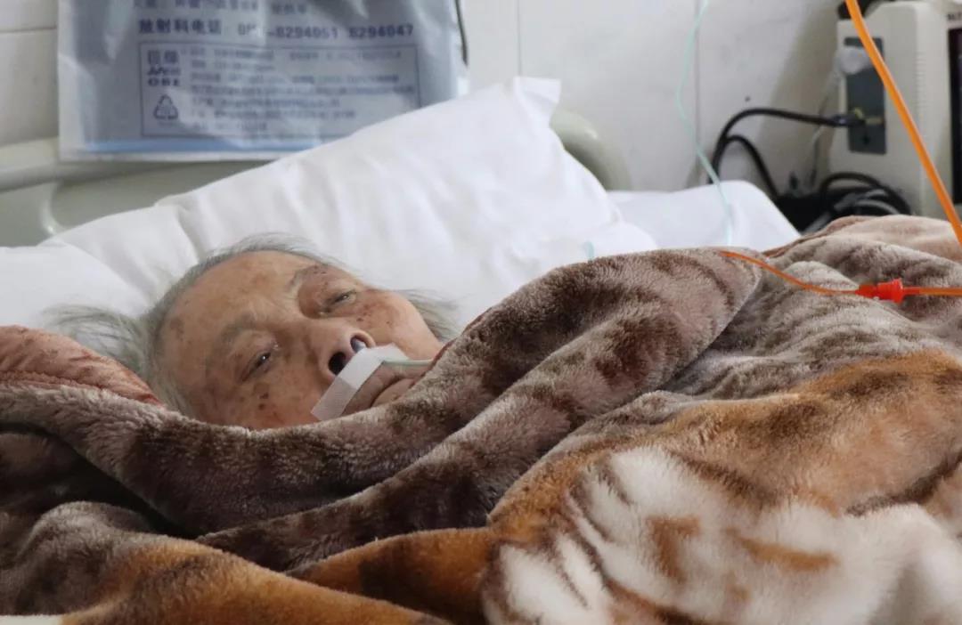 老人卧病在床的照片图片