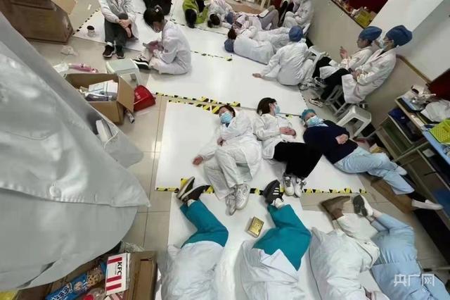 疫情医护人员睡在地上图片